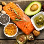 Cá béo, hạt và viên omega-3 là các nguồn bổ sung omega-3
